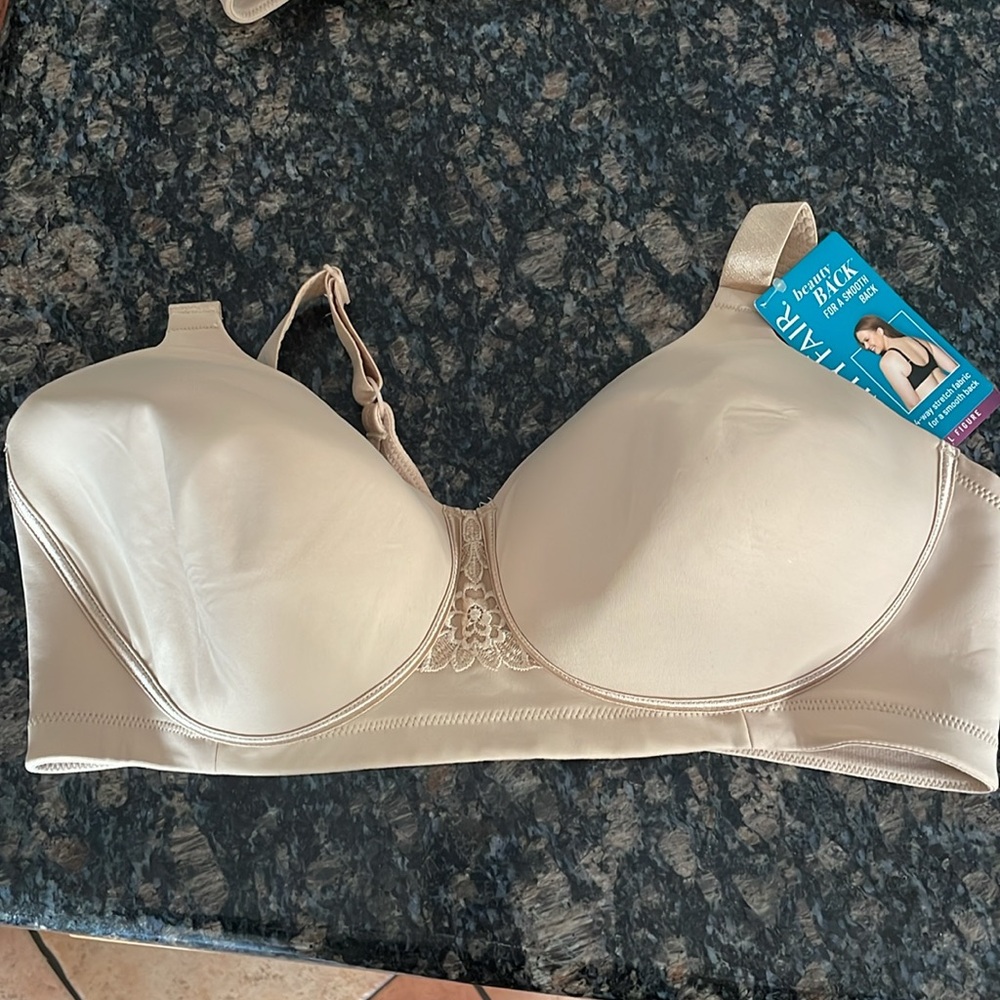 NWT Vanity Fair Cream Bras with Underwire Support and Adjustable Straps - Picture 2 of 9